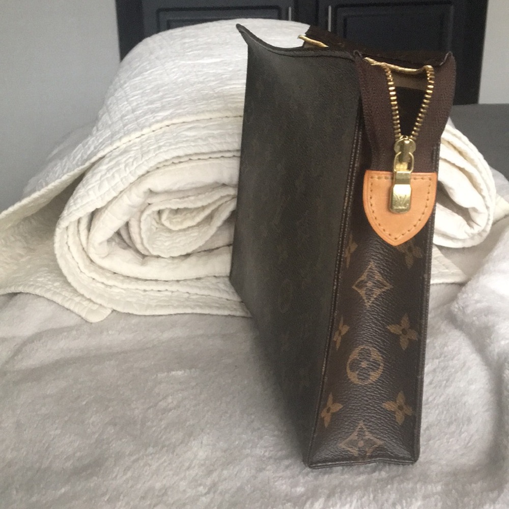 Louis Vuitton Toiletry pouch 26